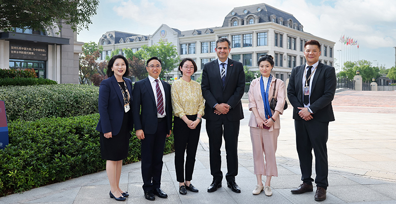 英國(guó)公使銜參贊訪校，共敘中英文化交流