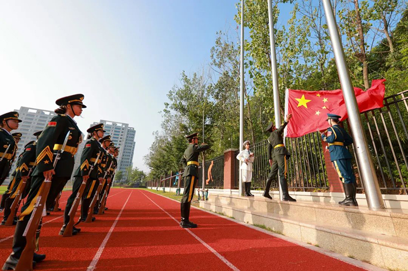 【德育活動】我與國旗合個影，定格最美中國紅——國慶德育實踐活動作業(yè)展